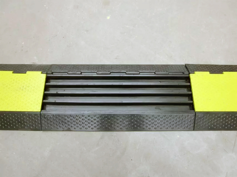  4 channel Rubber Cable Ramp Protector (1)
